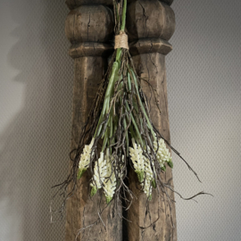 Toef met witte druifjes en berken takjes 'kunst' (L 40 cm)