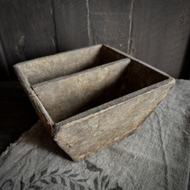 Oud houten bakje ( L 18,5 cm)