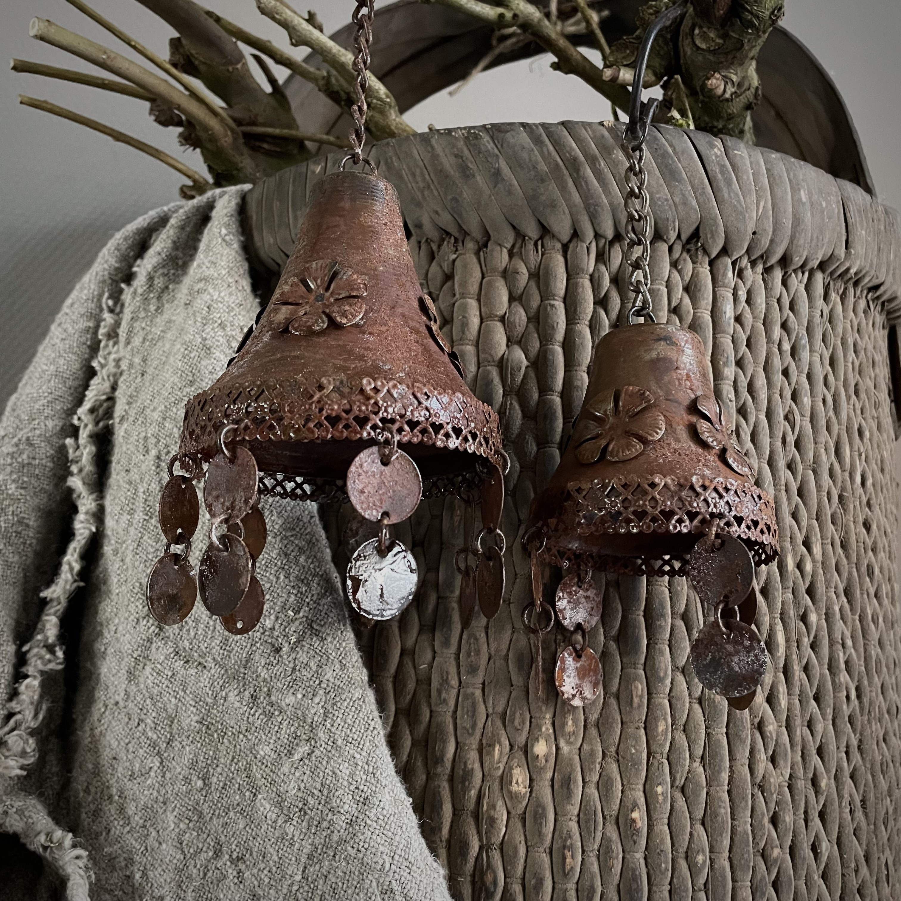 Metalen bel/ klok met ketting en muntjes (S)