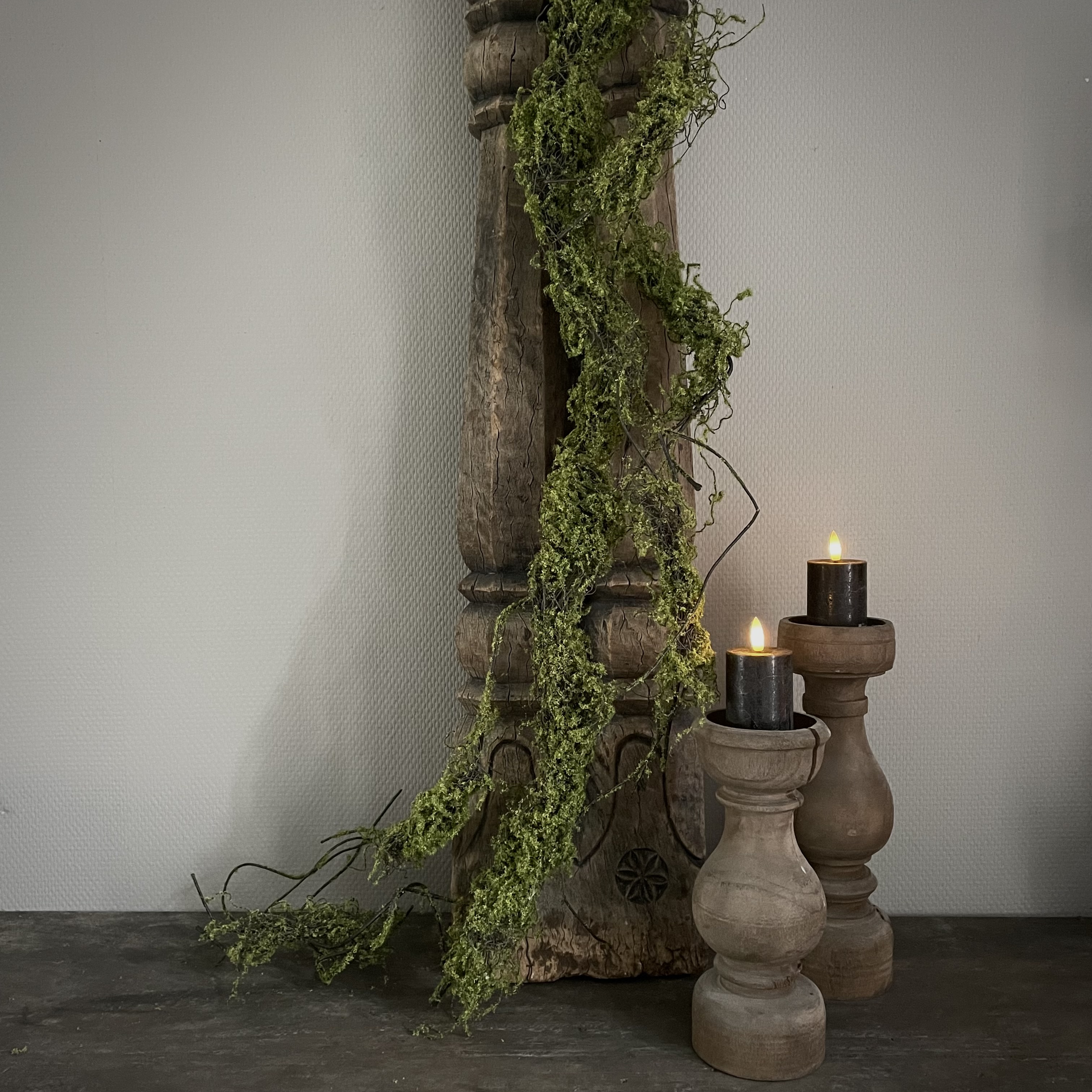 Bemoste twijg/ tak. 'kunst' (L 135 cm)
