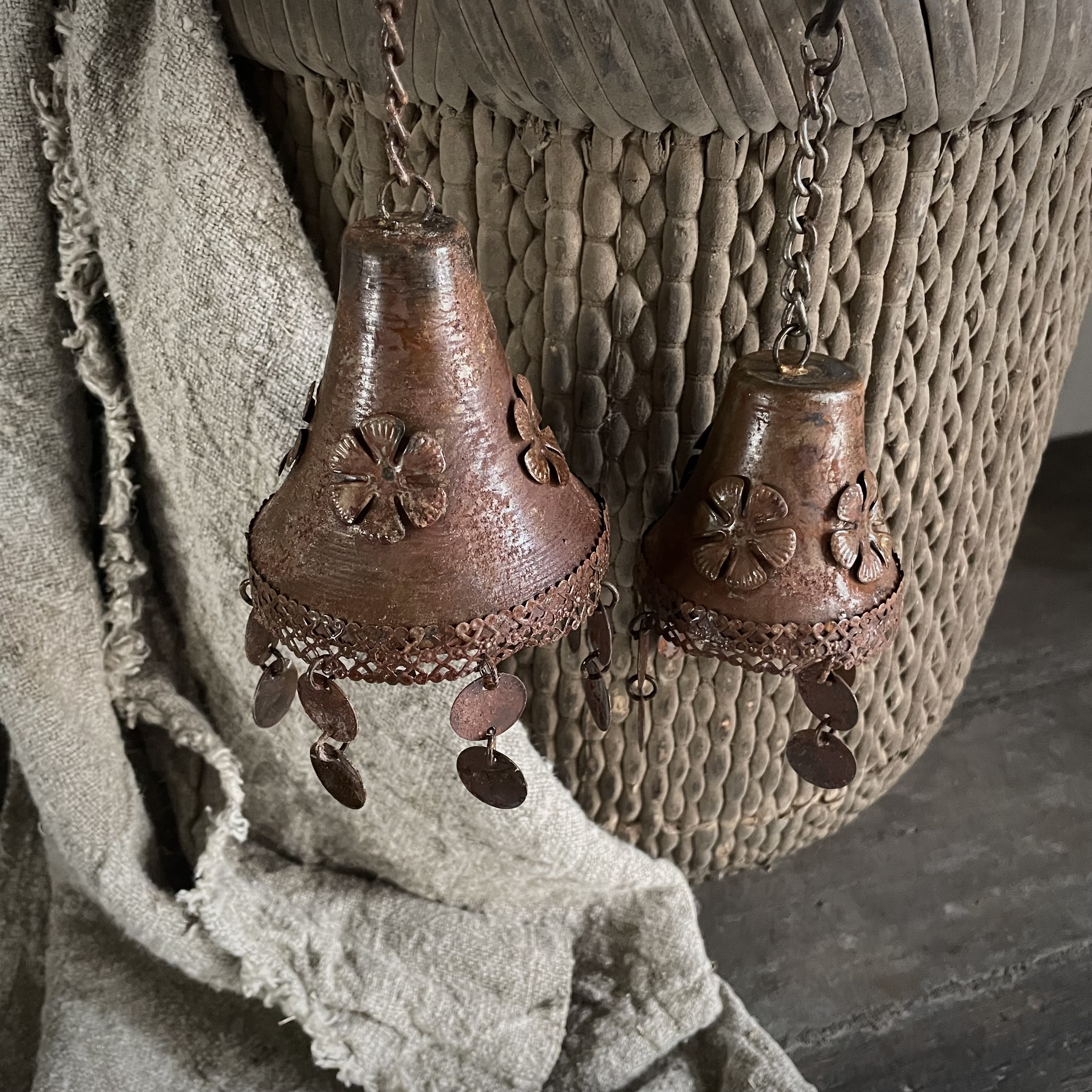 Metalen bel/ klok met ketting en muntjes (S)