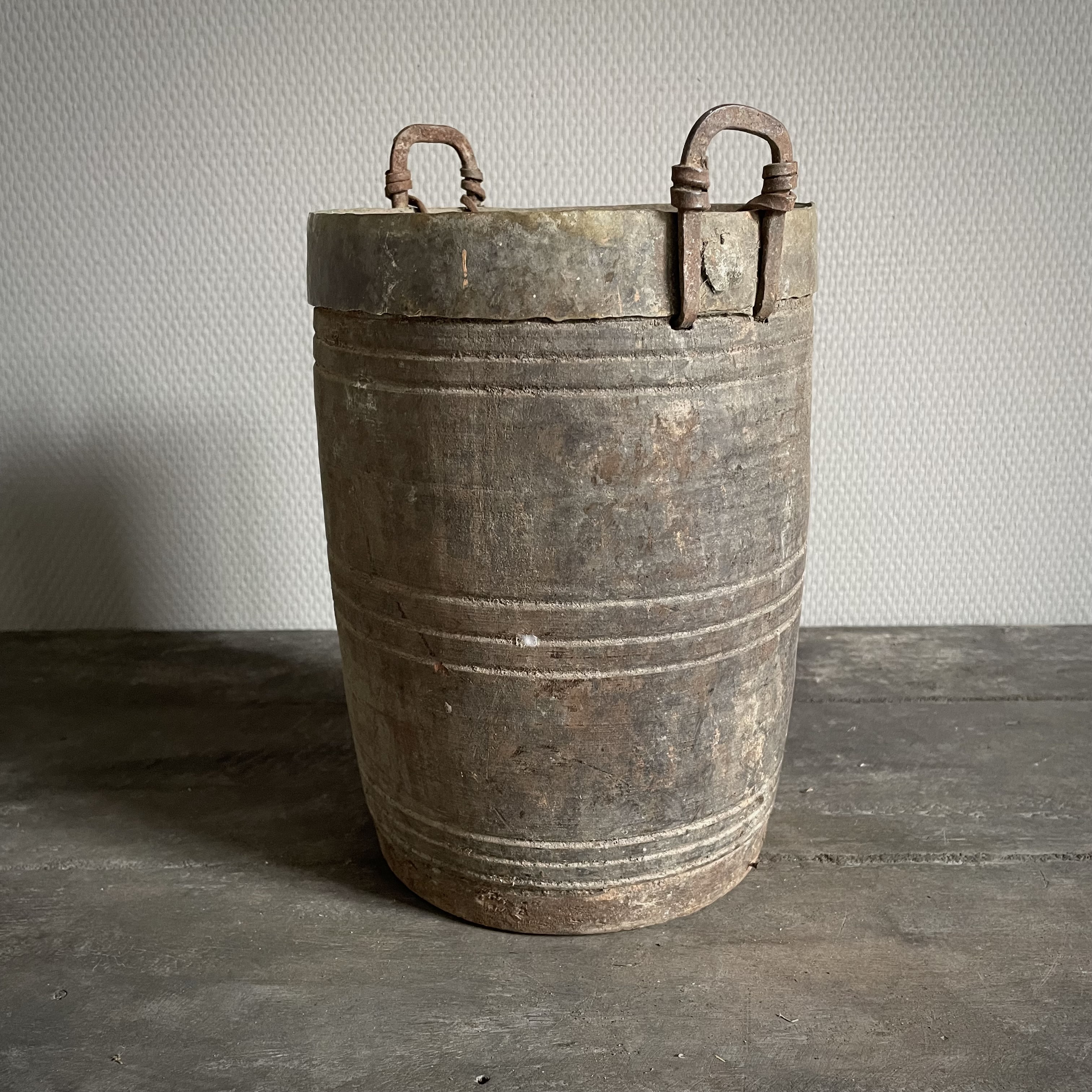 Oude Nepalese pot  NR134 (H 27 cm)