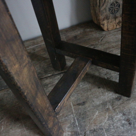 Oude donker houten kruk 14 (H 42 cm)
