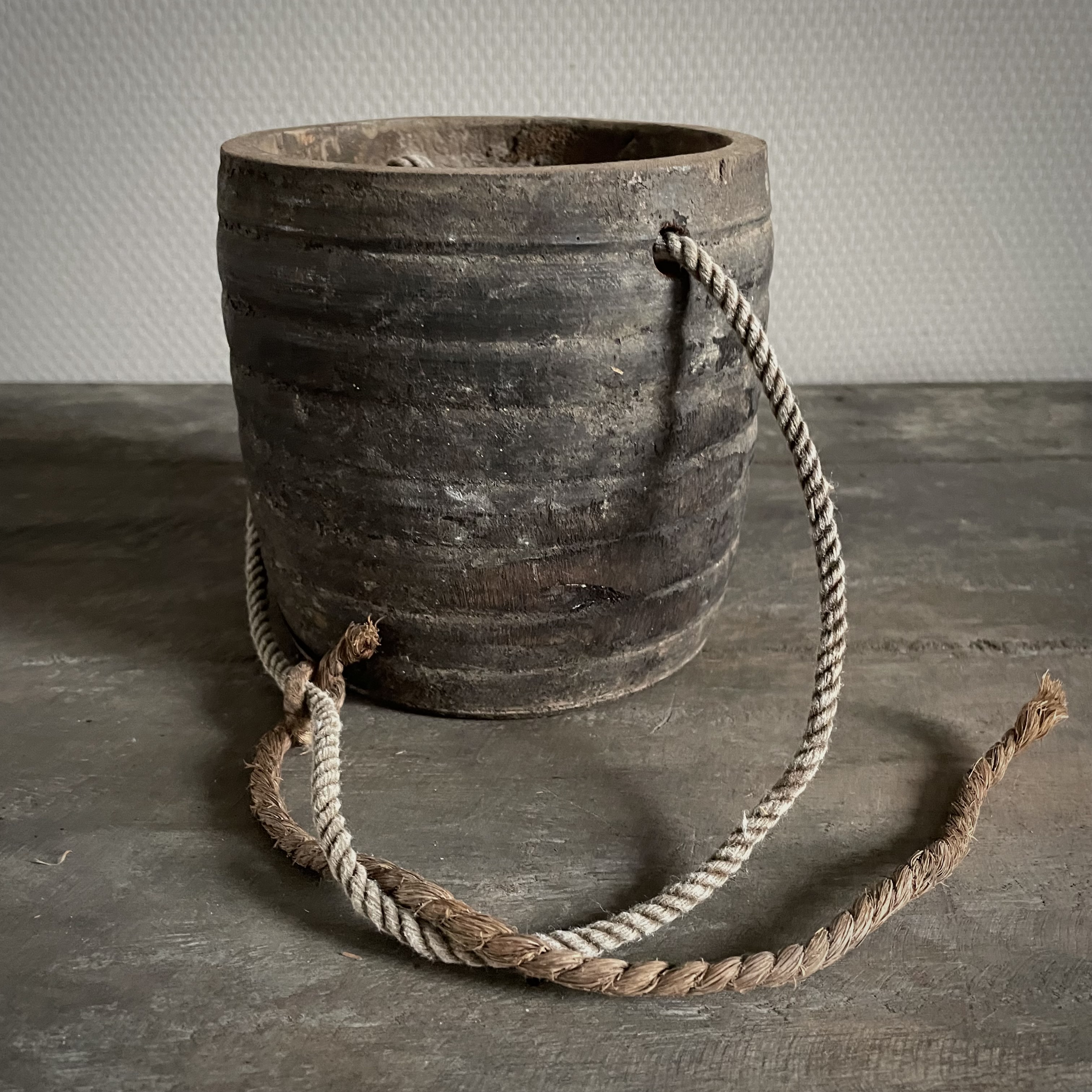 Oud Nepalees potje (H 12,5 cm)