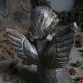 Sobere engel 'knielend' (H 13 cm)