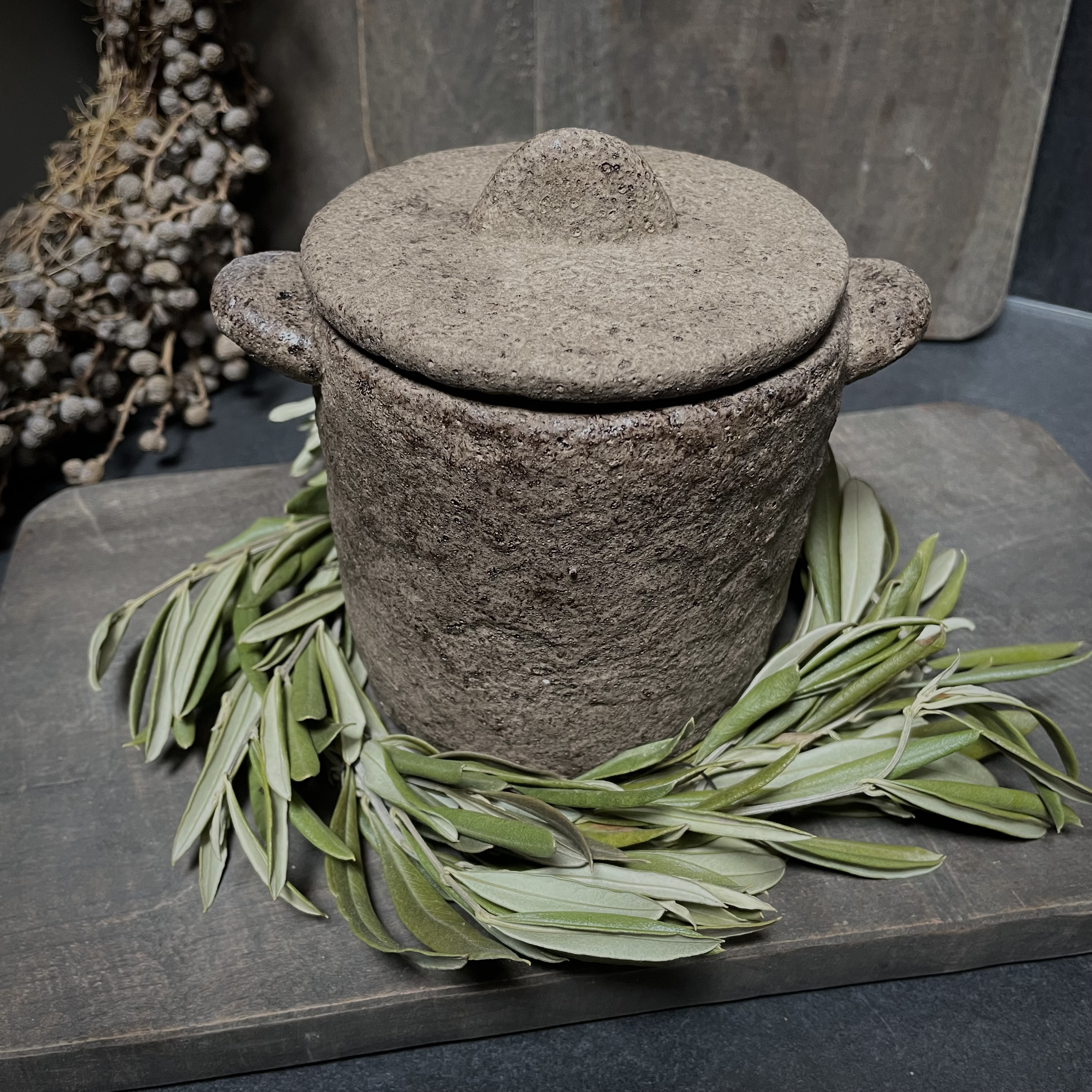 Aardewerken pot met deksel (H 12,5 cm)