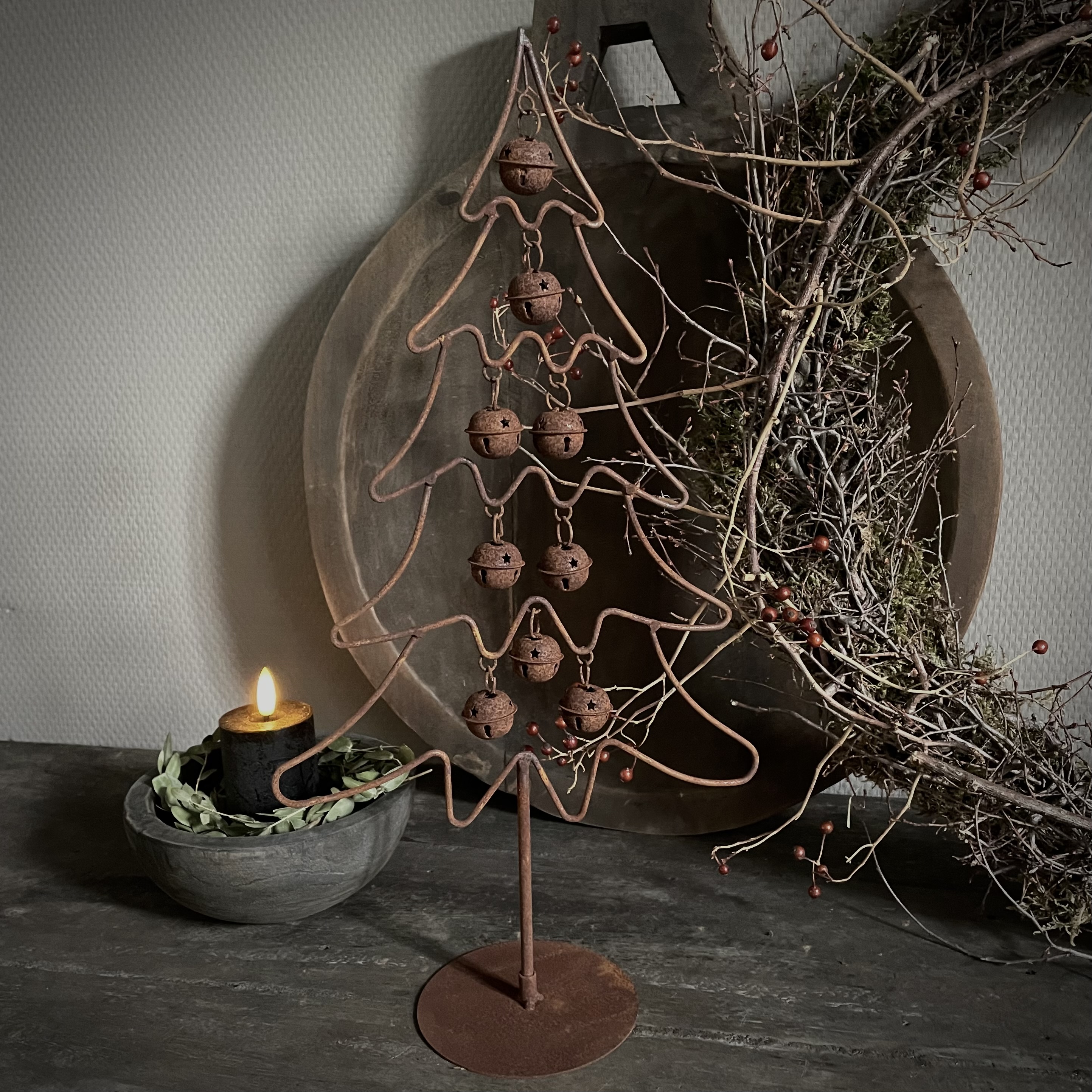 Roestige boom met belletjes (H 40,5 cm)