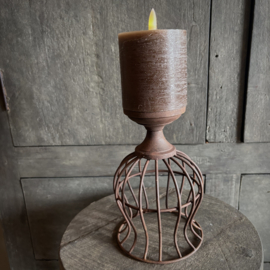 Metalen kandelaar (H 17,5 cm).