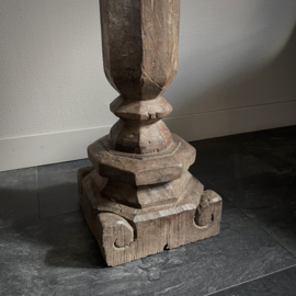 Oude Indische pilaar (H 112 cm.)