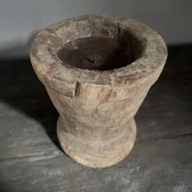 Houten 'vijzel' kandelaar (L 23,5)