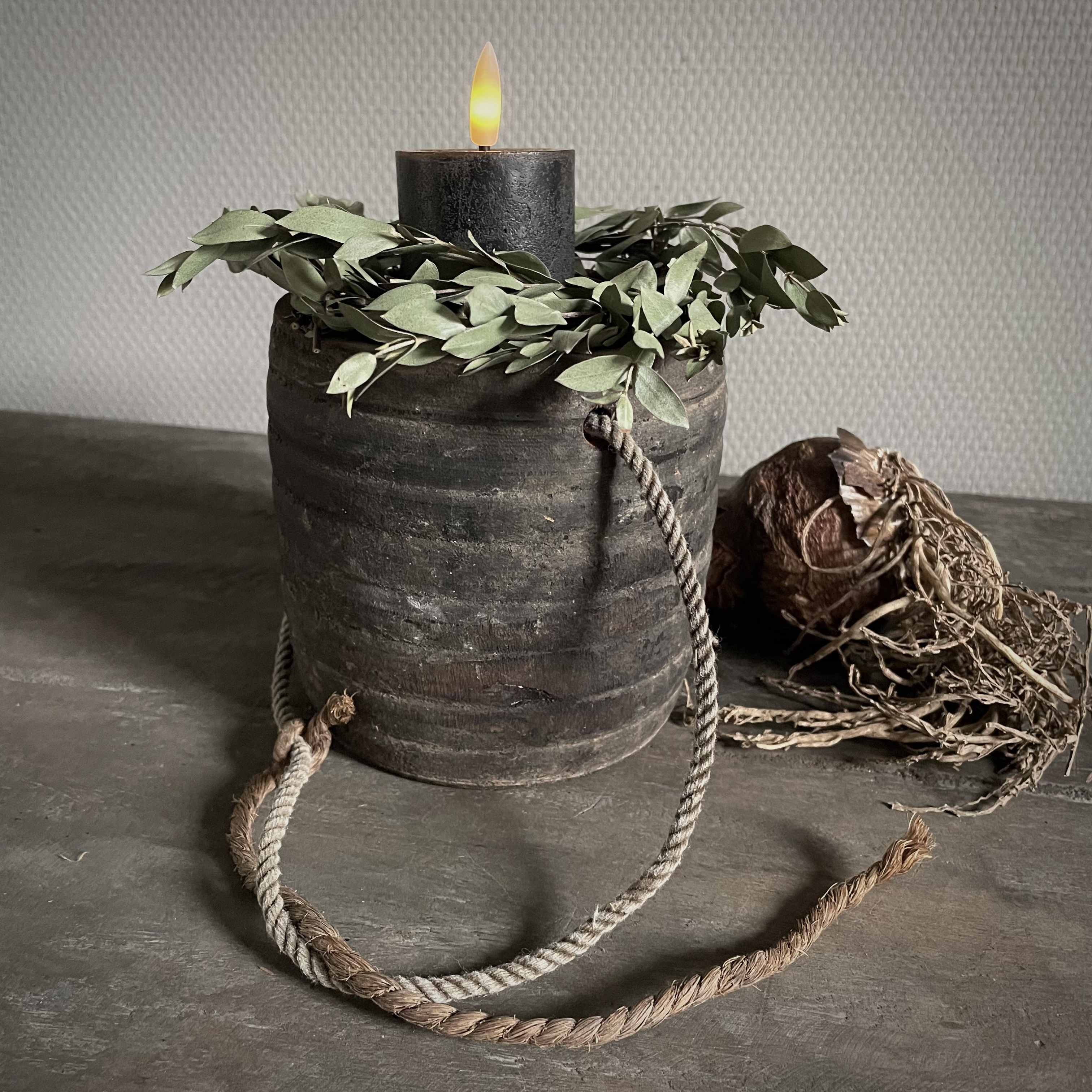 Oud Nepalees potje (H 12,5 cm)