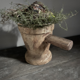 Houten 'vijzel' kandelaar (L 23,5)