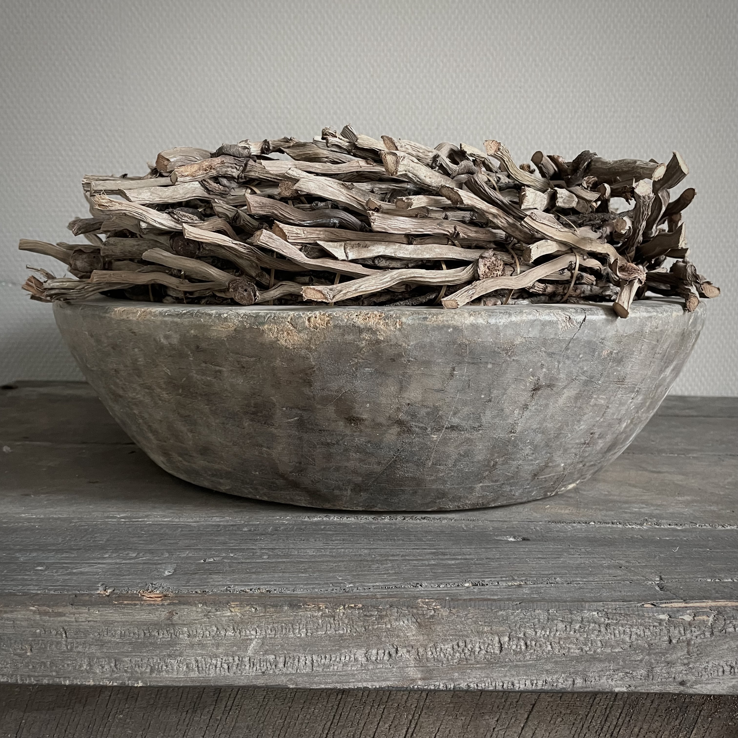 Oud houten schaal van Aura Peeperkorn (dia 43,5 cm)