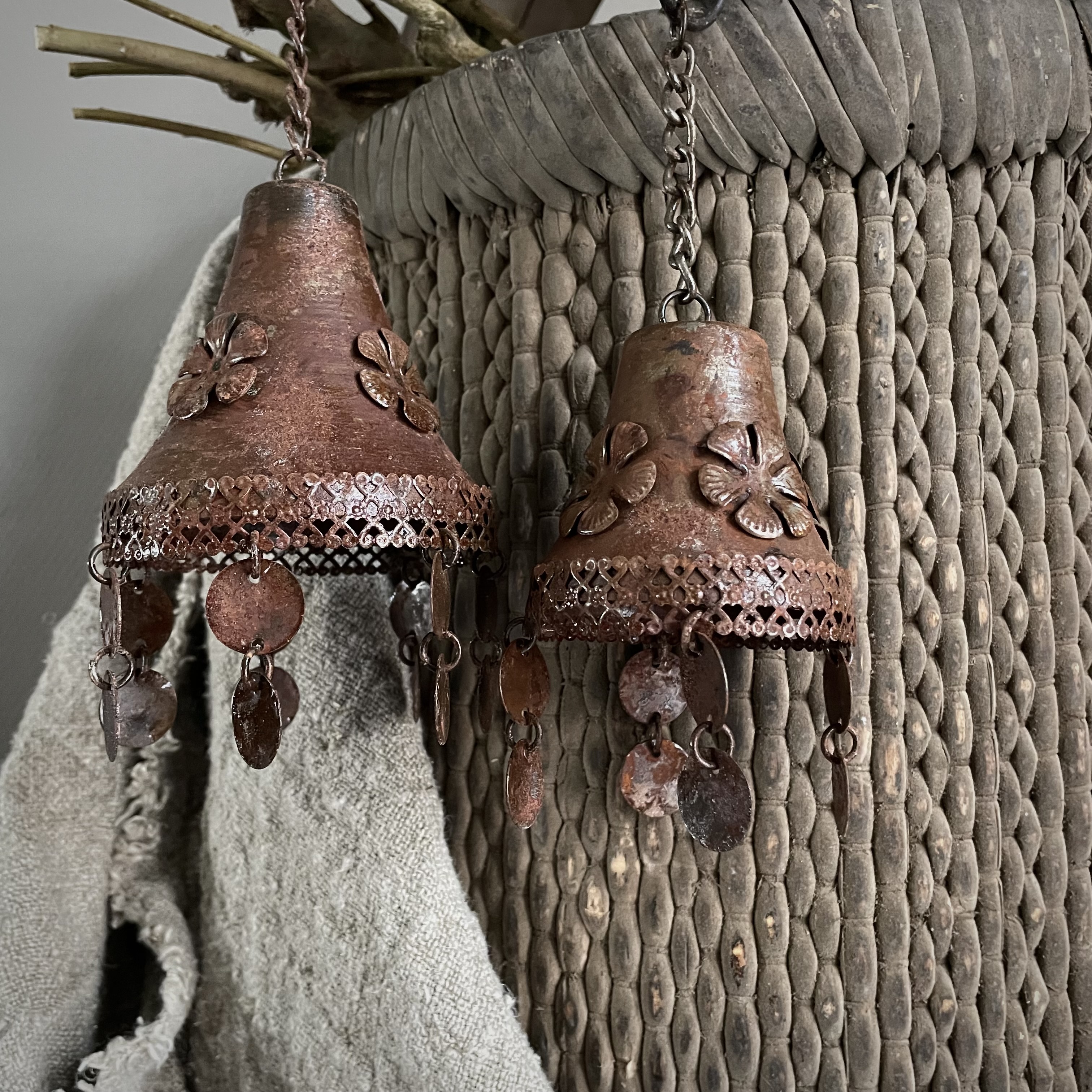 Metalen bel/ klok met ketting en muntjes (S)