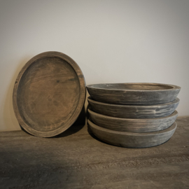 Vergrijsde houten schaal  ( Dia 21 cm.)