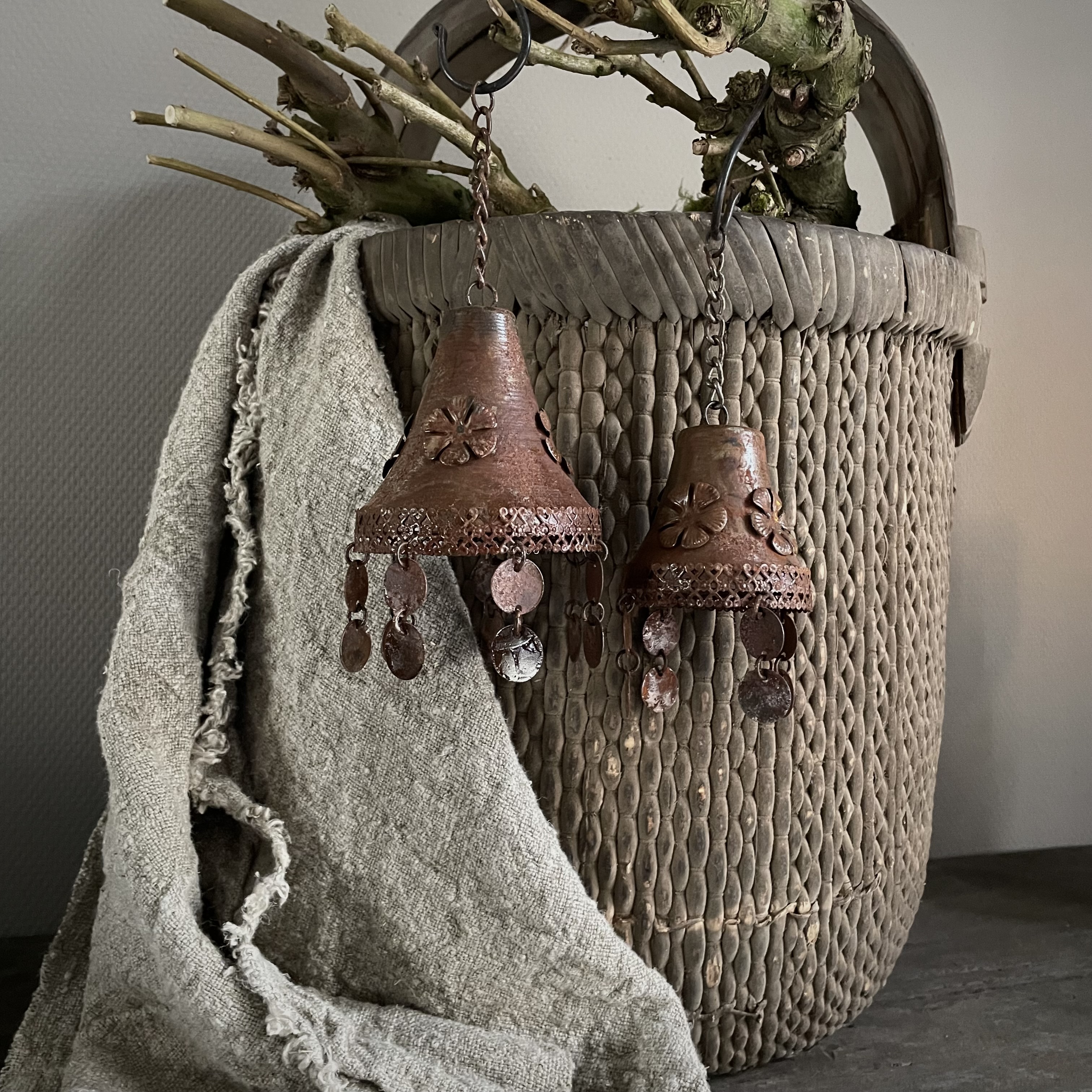 Metalen bel/ klok met ketting en muntjes (M)