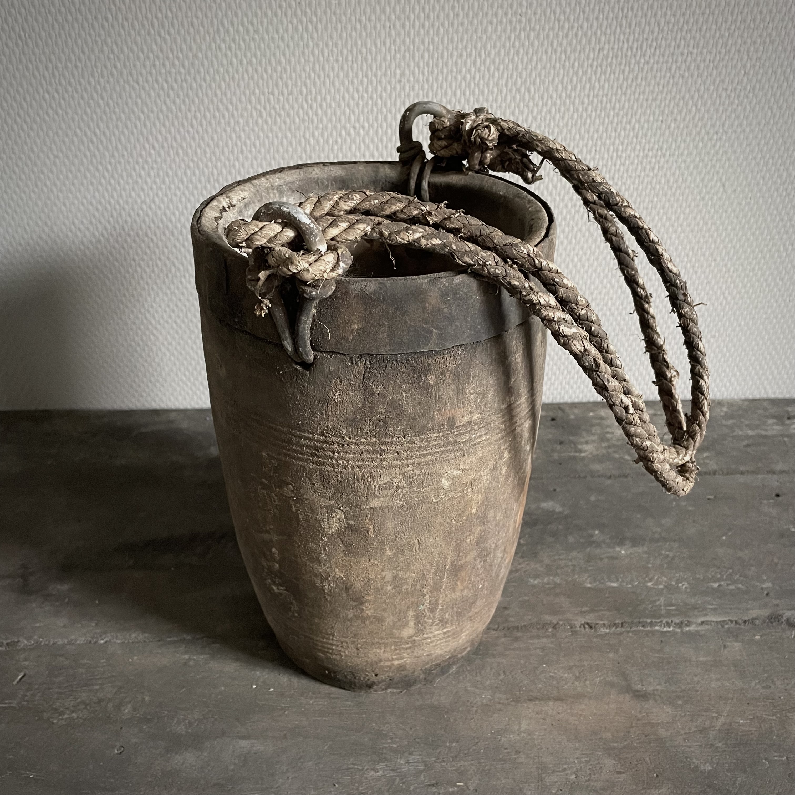 Oude Nepalese pot  NR132 (H 29 cm)