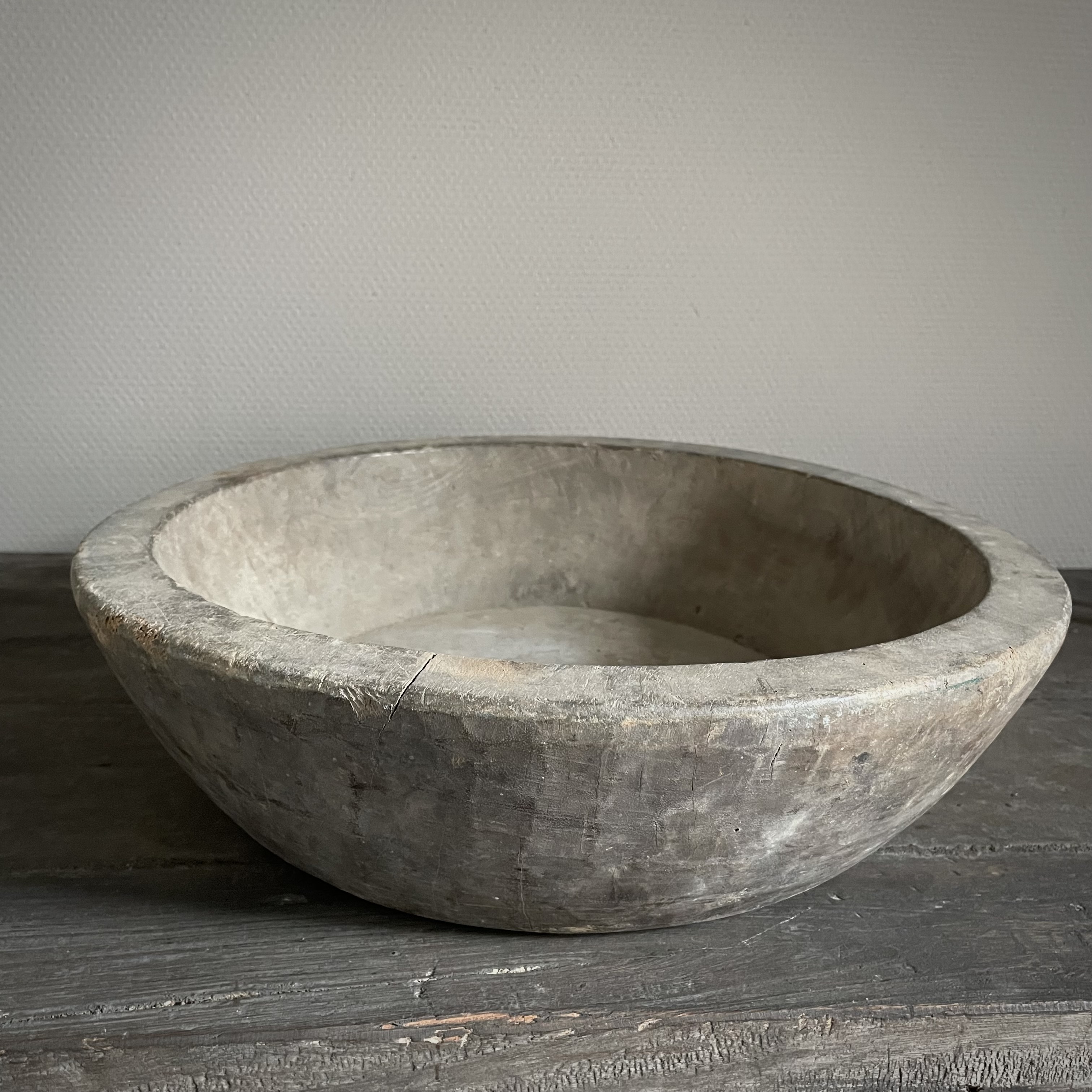 Oud houten schaal van Aura Peeperkorn (dia 43,5 cm)