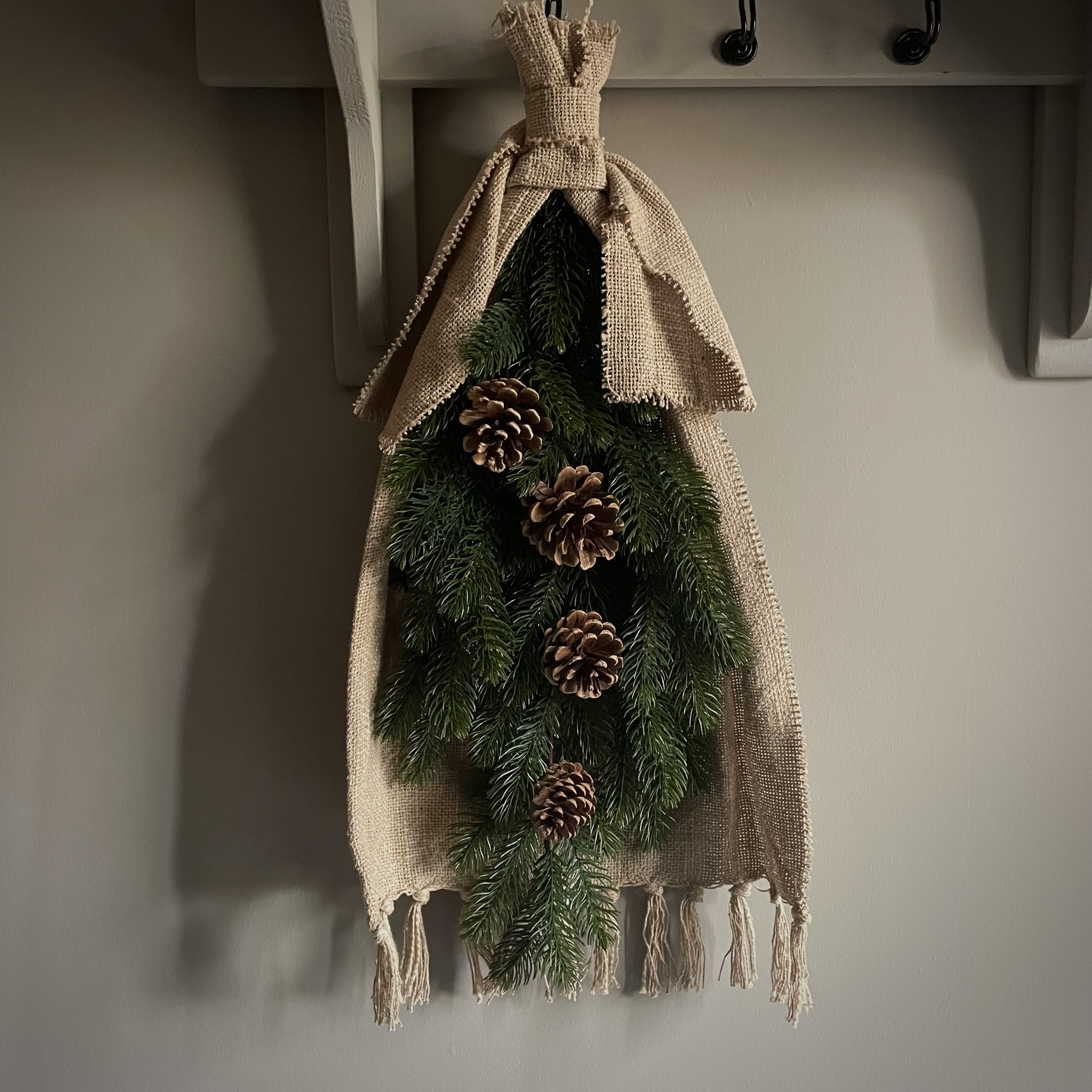XL Toef 'kunst' met dennenappels en katoen (L 65 cm)