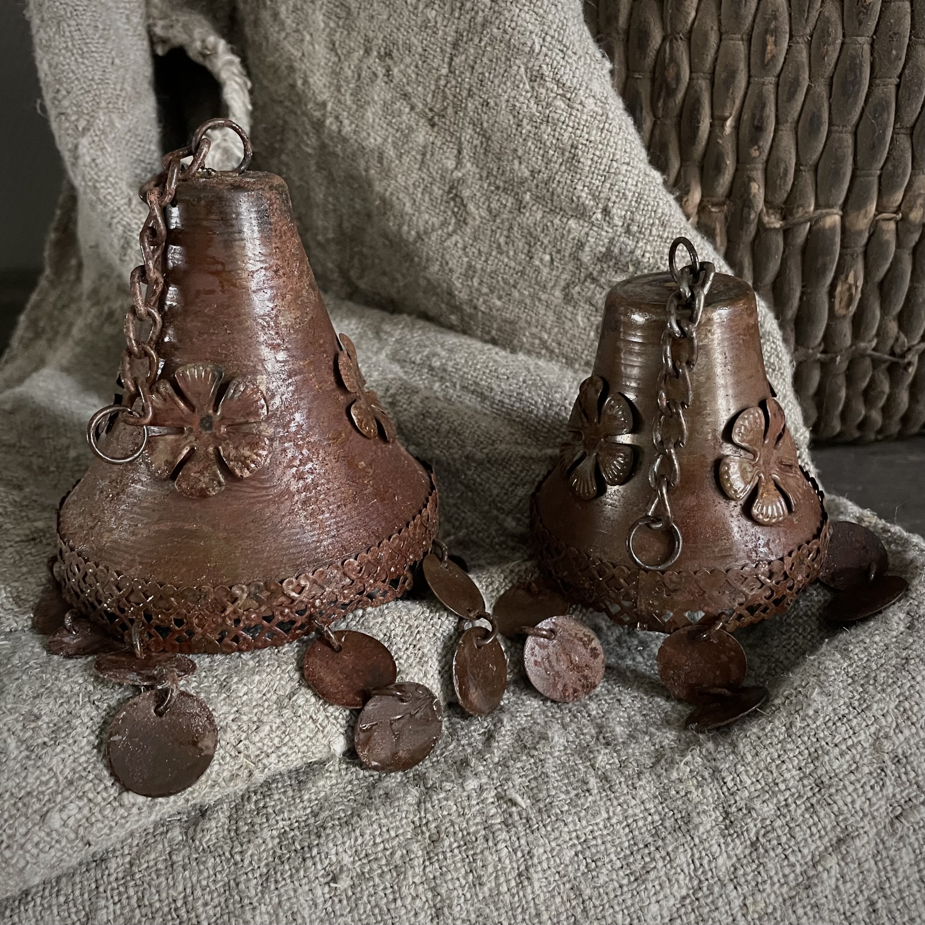 Metalen bel/ klok met ketting en muntjes (S)