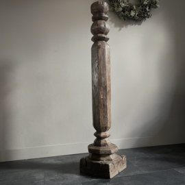 Oude Indische pilaar (H 112 cm.)