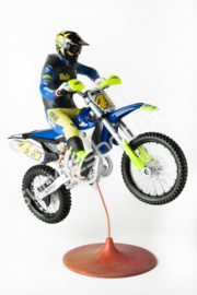 1;12<>SET - YAMAHA YZ 450F  + JUMPING RIDER #46+ DISPLAY STAND DIRT FLAT TRACK ( Italy) art.12YA46208