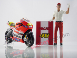 1;18<>SET - MotoGP 2011 - DUCATI GP11 #46 + CREW MAN  set #141