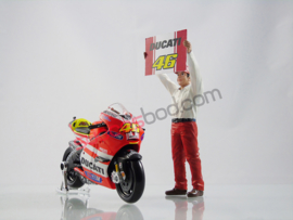 1;18<>DUCATI PITCREW MAN with #46  Ducati board. (2 pcs)  art 4607/428