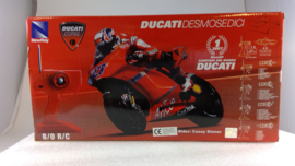 1;09<>DUCATI DESMOSEDICI + FIGURE - MotoGP 2007 World Champion Casey Stoner