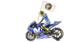 1;12<>SET - YAMAHA YZR-M1 + Figurine ROSSI + Flag Memory Andreas #77- MotoGP 2018 "Catalunya" - mc122183246