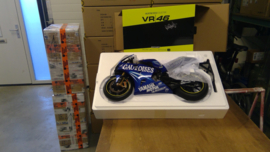 1;04<>  YAMAHA YZR-M1  -GAULOISES -  MotoGP 2004  -  World Champion - Valentino Rossi. mc042043046