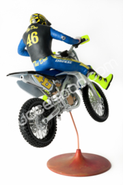 1;12<>SET - YAMAHA YZ 450F  + JUMPING RIDER #46+ DISPLAY STAND DIRT FLAT TRACK ( Italy) art.12YA46208