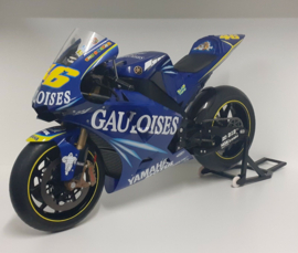 1;04<>  YAMAHA YZR-M1  -GAULOISES -  MotoGP 2004  -  World Champion - Valentino Rossi. mc042043046