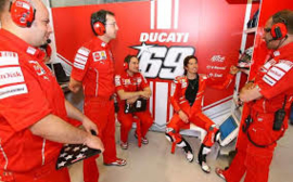 1;18<>DUCATI DESMO GP11 - MotoGP 2011  Hayden #69 + Intro