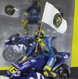 1;12<>SET - YAMAHA YZR-M1 + Figurine ROSSI + Flag Memory Andreas #77- MotoGP 2018 "Catalunya" - mc122183246