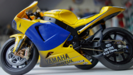 1;12<>YAMAHA YZR-M1  MotoGP 2006 "Last Version"  Dirty Bike - Valentino Rossi  #46