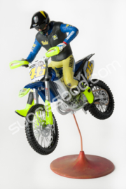 1;12<>SET - YAMAHA YZ 450F  + JUMPING RIDER #46+ DISPLAY STAND DIRT FLAT TRACK ( Italy) art.12YA46208