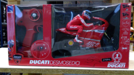 1;09<>DUCATI DESMOSEDICI + FIGURE - MotoGP 2007 World Champion Casey Stoner