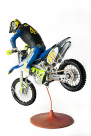 1;12<>SET - YAMAHA YZ 450F  + JUMPING RIDER #46+ DISPLAY STAND DIRT FLAT TRACK ( Italy) art.12YA46208