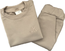 SWEATER met INITIALEN | SAND