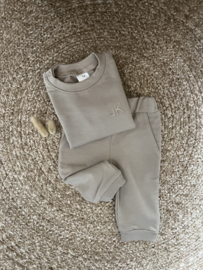 SWEATER met INITIALEN | SAND