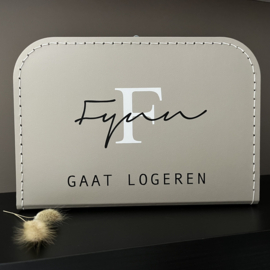 Kinderkoffertje [NAAM]GAAT LOGEREN (30cm)