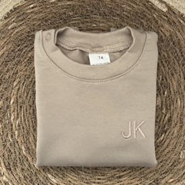 SWEATER met INITIALEN | SAND