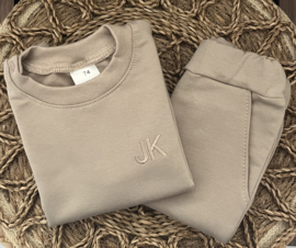 SWEATER met INITIALEN | SAND