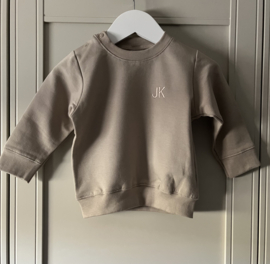 SWEATER met INITIALEN | SAND