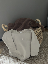 SWEATER met INITIALEN | SAND