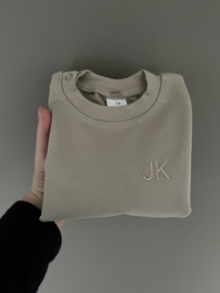 SWEATER met INITIALEN | SAND