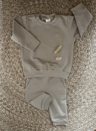 SWEATER met INITIALEN | SAND