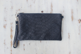 Donkerblauwe leren clutch  met krokoprint