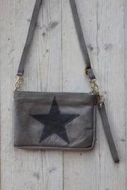 Taupe leren clutch met ster